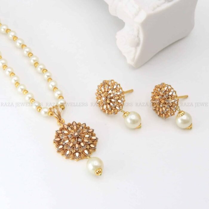 Modern Gold Locket Set for Women – Stylish & Chic